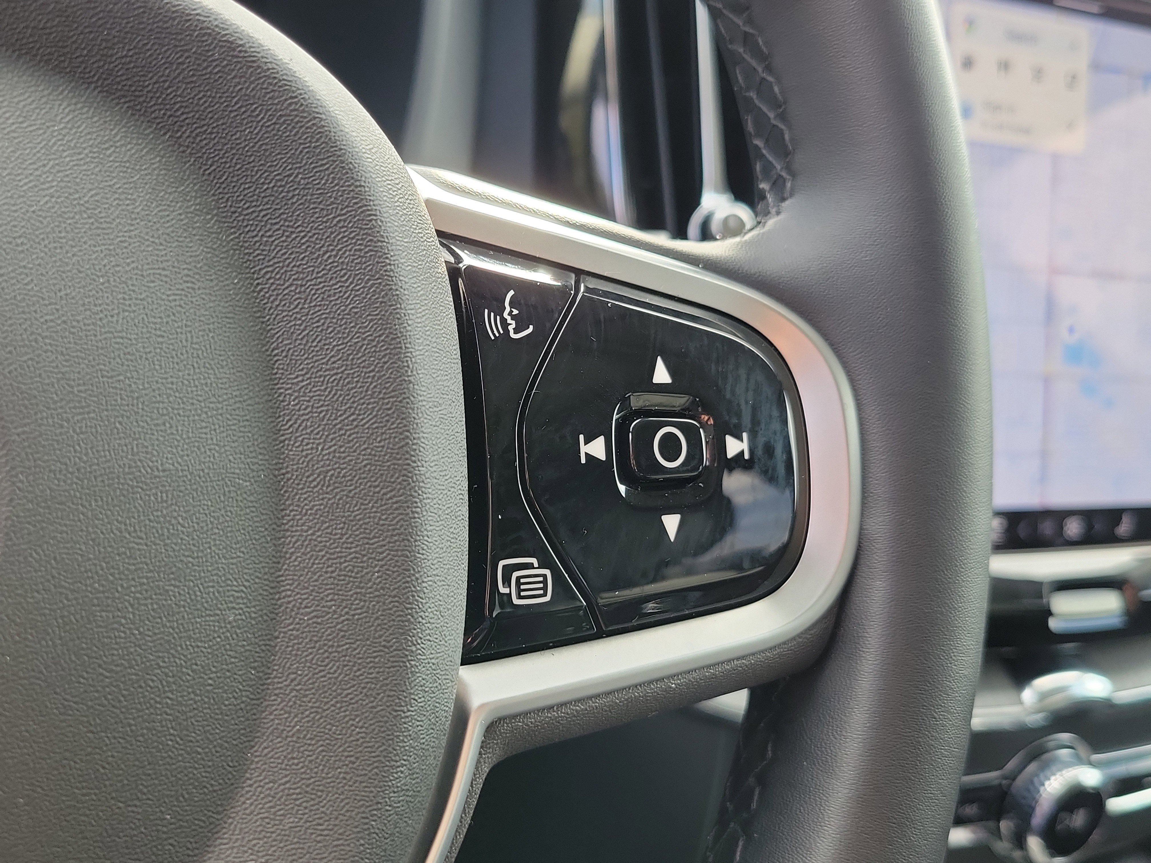 Used 2025 Volvo XC60 B5 Plus image 18