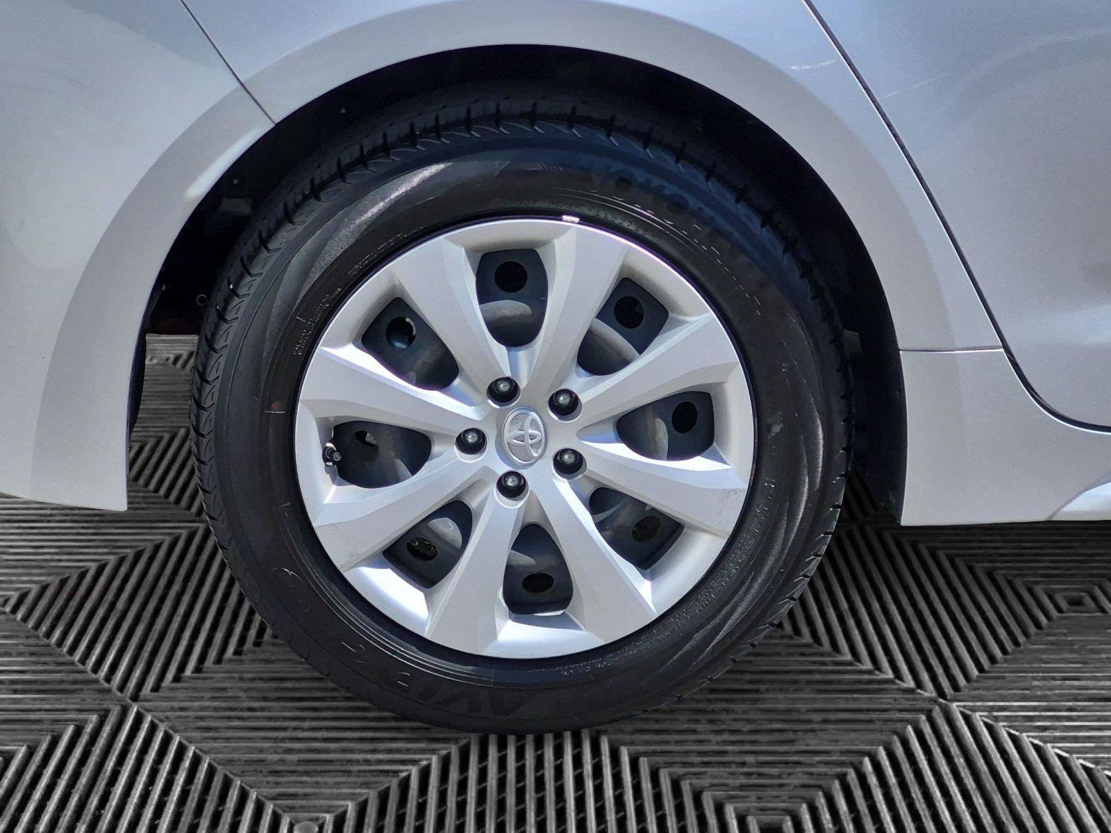 Used 2022 Toyota Corolla LE FWD image 30