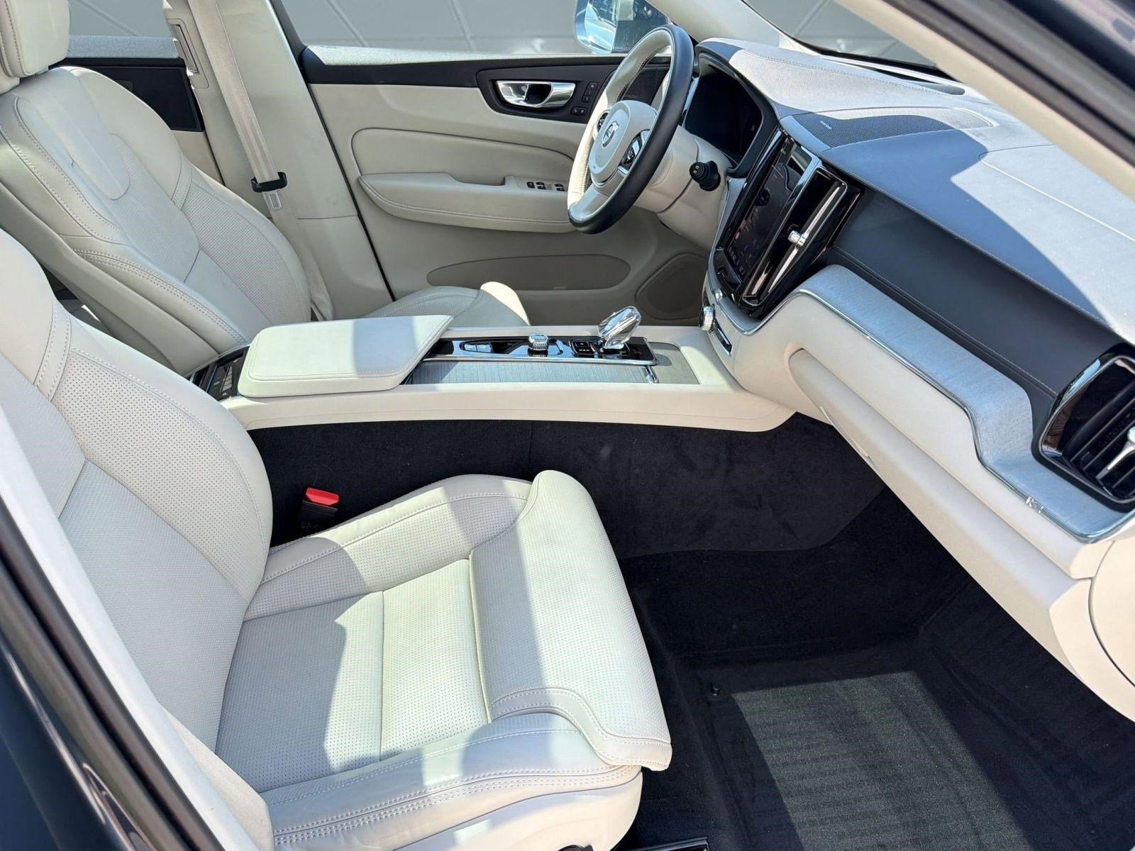 Used 2023 Volvo XC60 B5 Ultimate w/ Climate Package FWD image 30