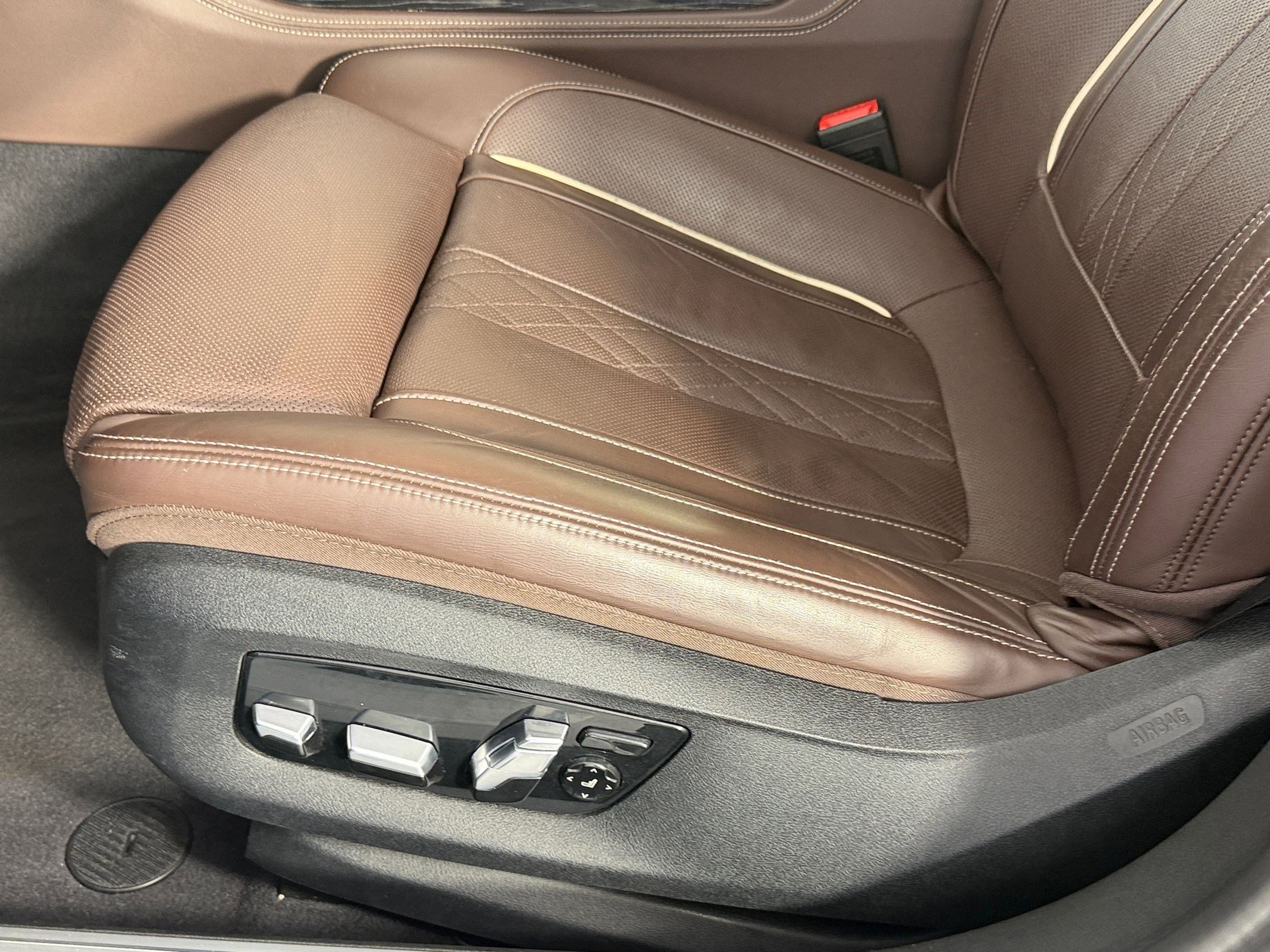 Used 2022 BMW 740i w/ M Sport Package RWD image 13