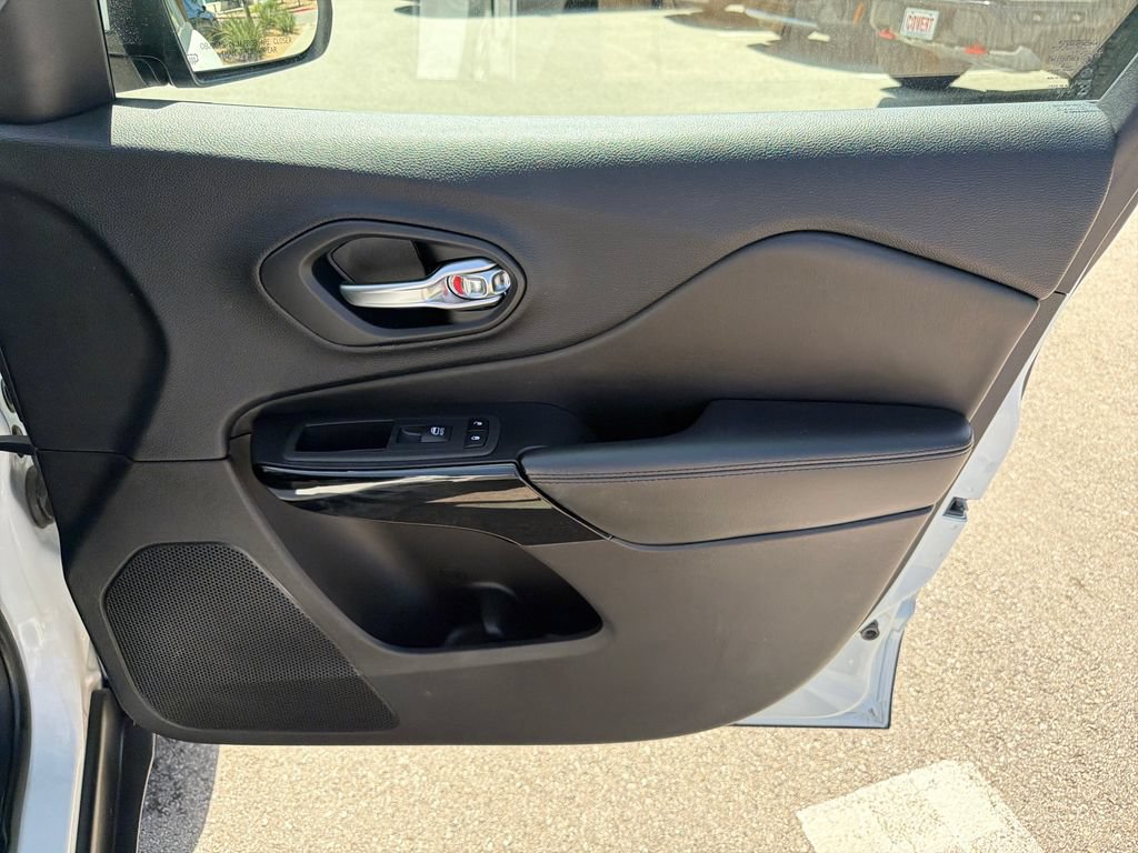 Used 2020 Jeep Cherokee Latitude Plus AWD/4WD image 35