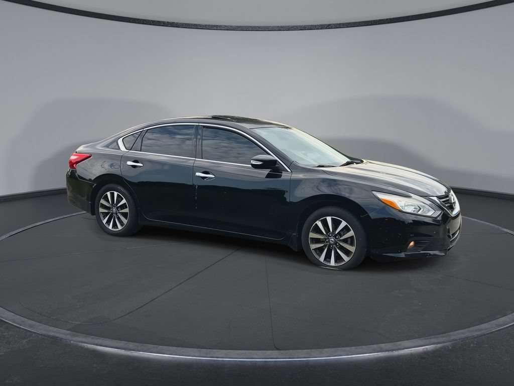 Used 2017 Nissan Altima 2.5 SV w/ Convenience Package FWD image 2