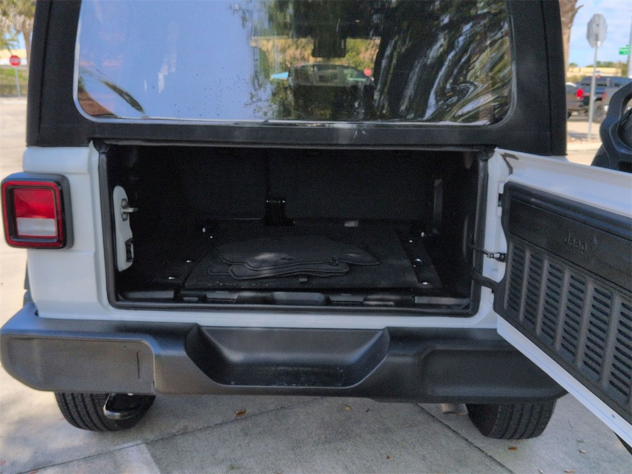 Used 2024 Jeep Wrangler Unlimited Sport image 22