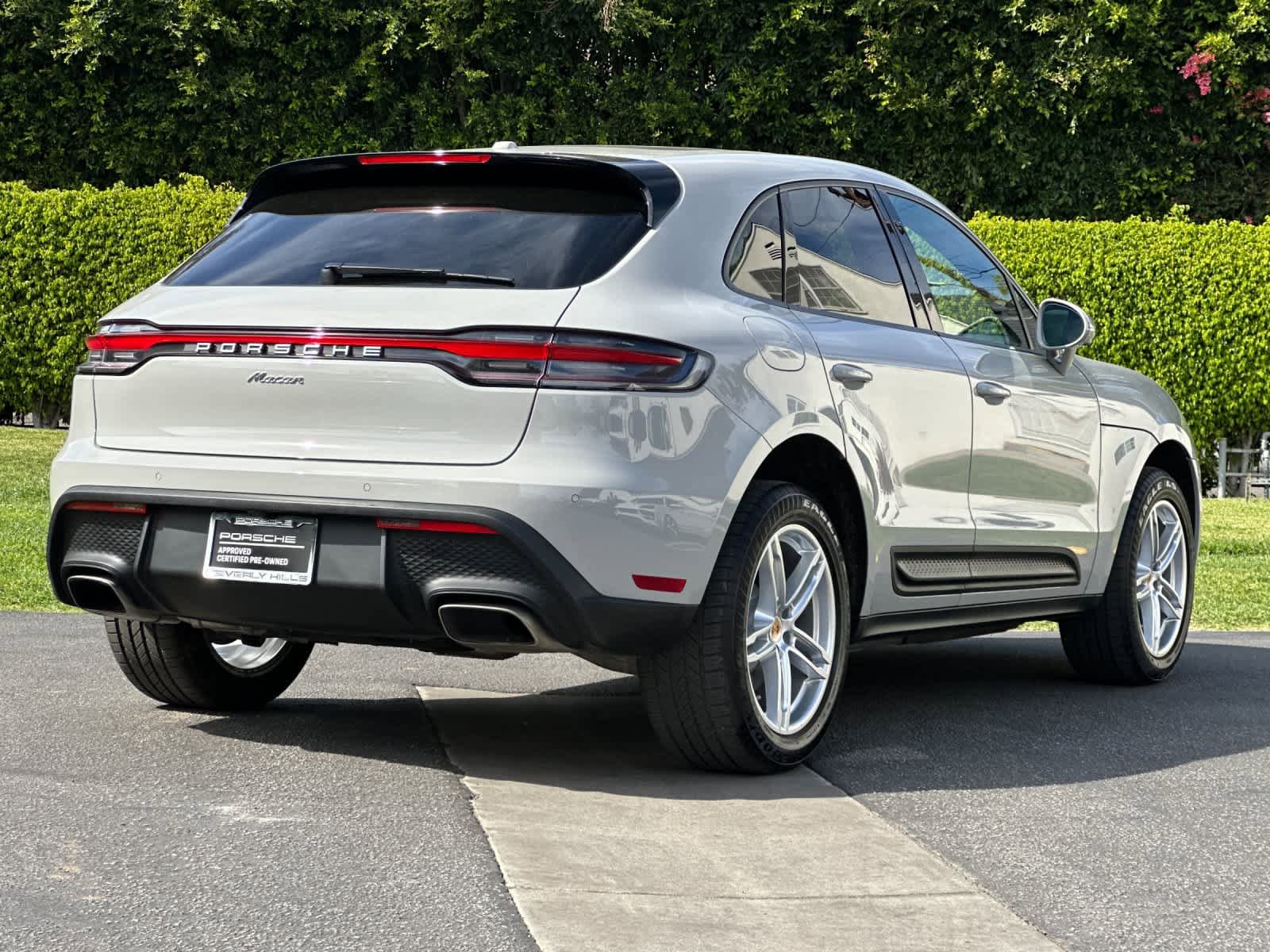 Certified 2025 Porsche Macan AWD/4WD image 8