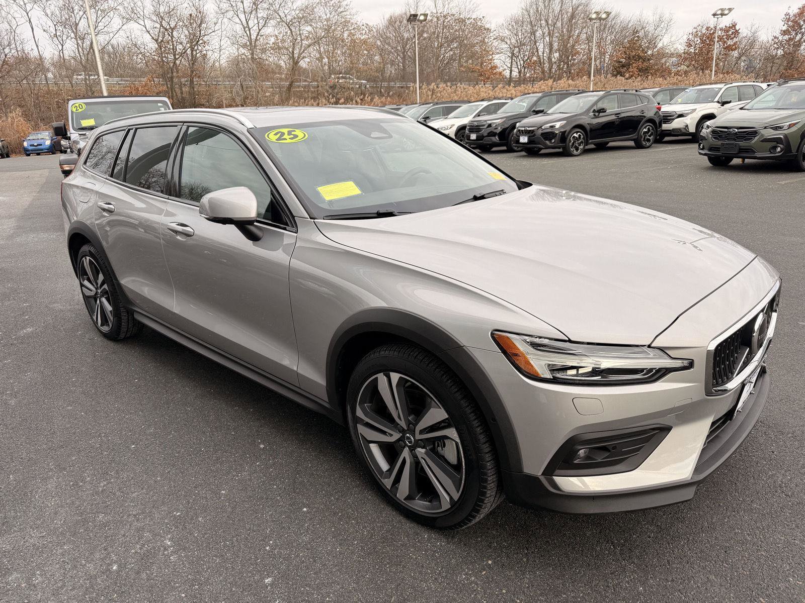 Used 2025 Volvo V60 B5 Cross Country Plus image 7