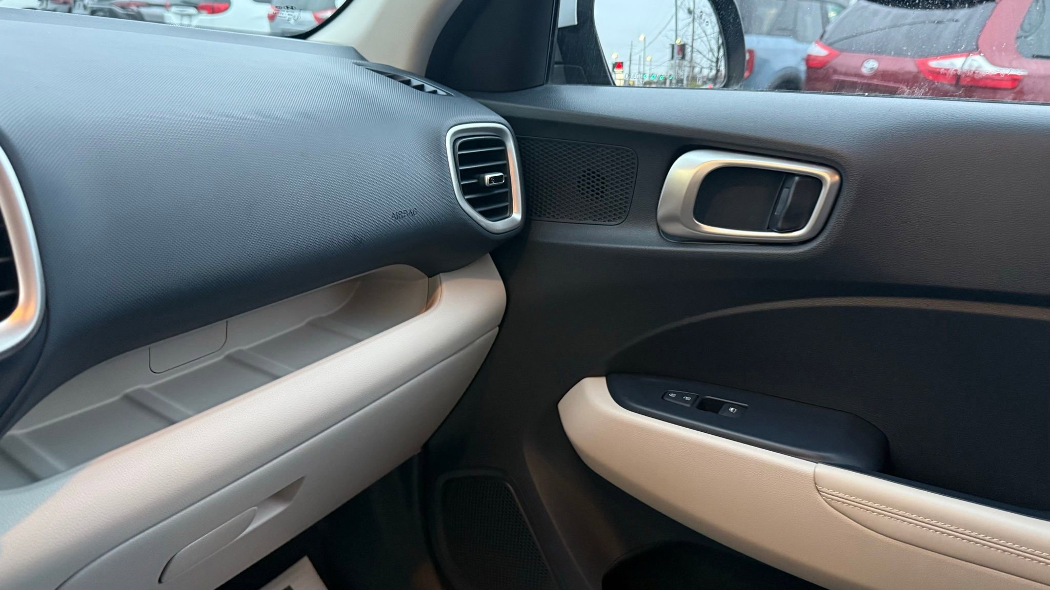 Used 2020 Hyundai Venue image 44