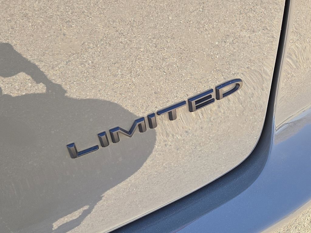 Used 2025 Chrysler Pacifica Limited image 13
