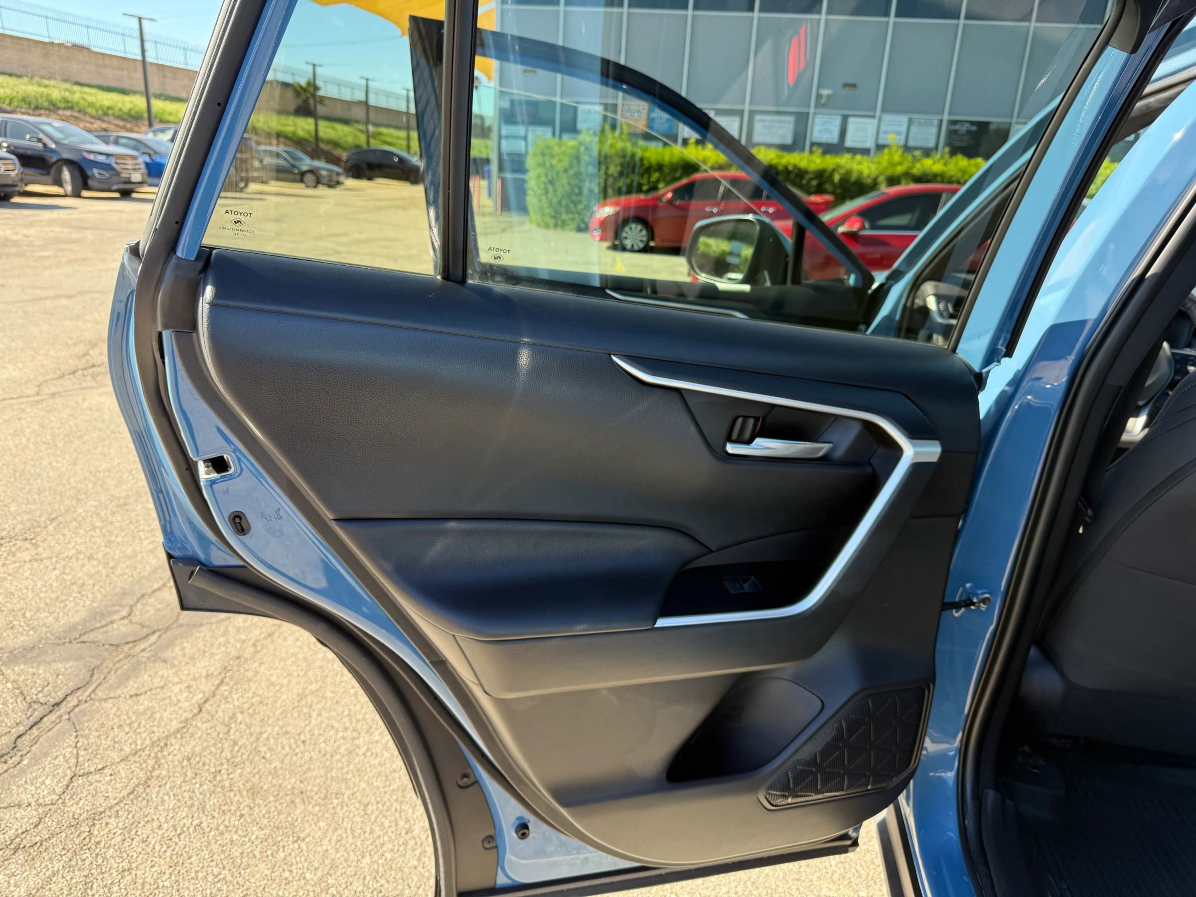 Used 2022 Toyota RAV4 SE w/ Convenience Package image 23