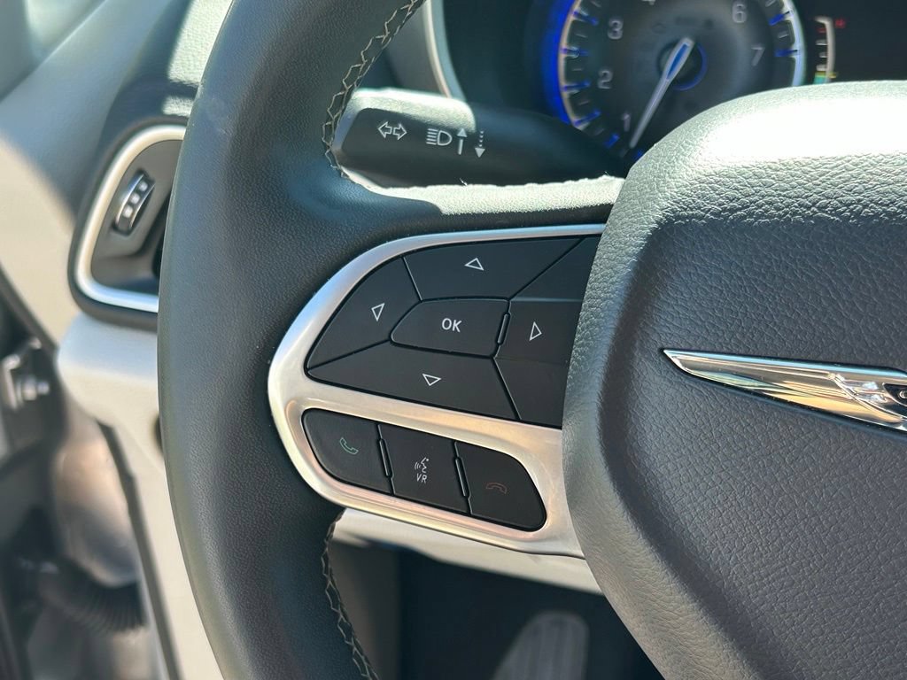 Used 2023 Chrysler Pacifica Touring-L FWD image 23