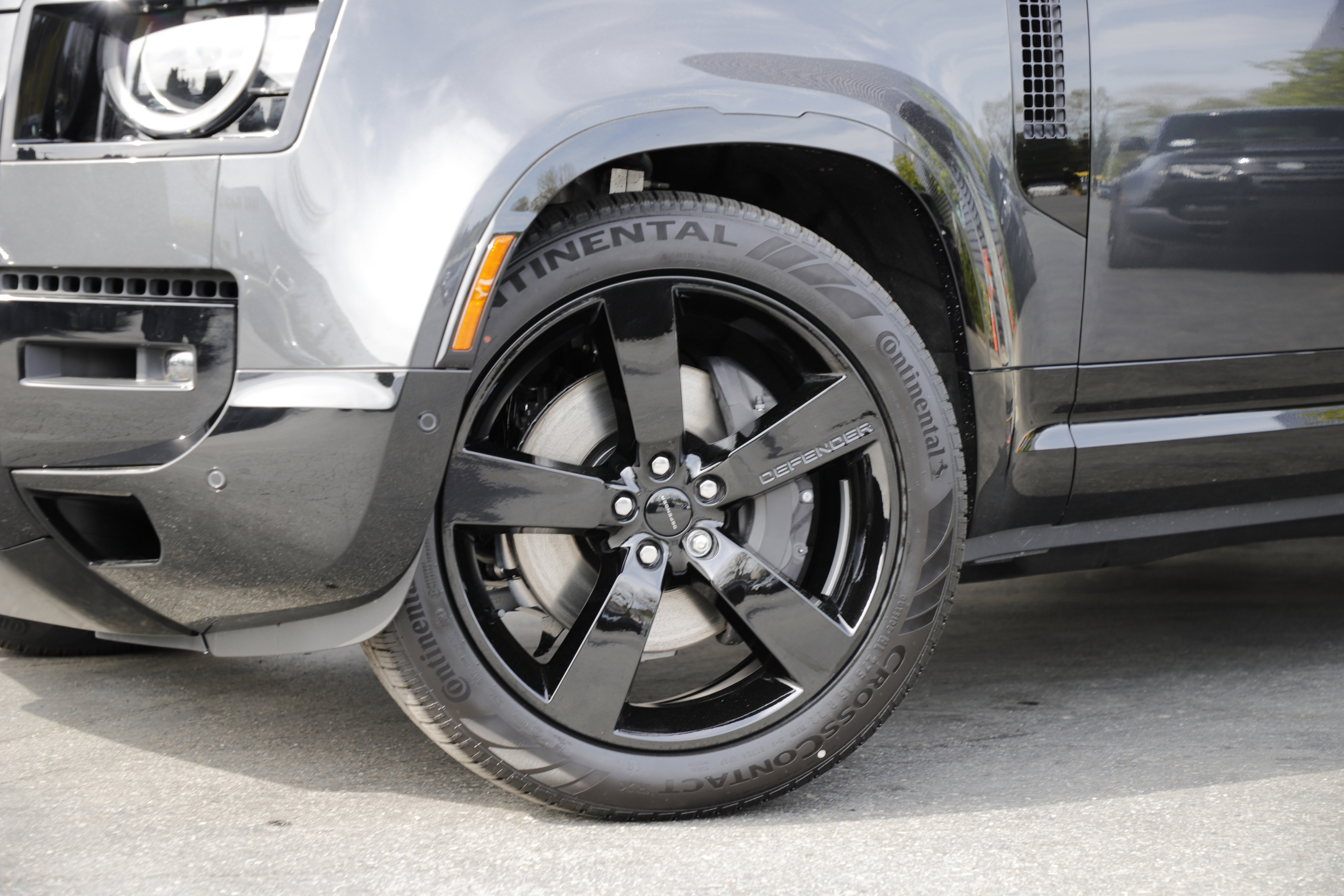 New 2026 Land Rover Defender 110 X-Dynamic SE image 2