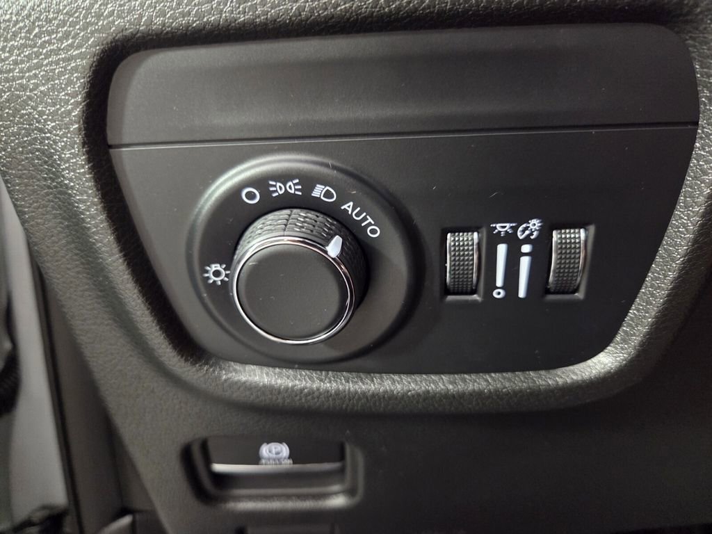 Certified 2025 Jeep Grand Cherokee Altitude image 21