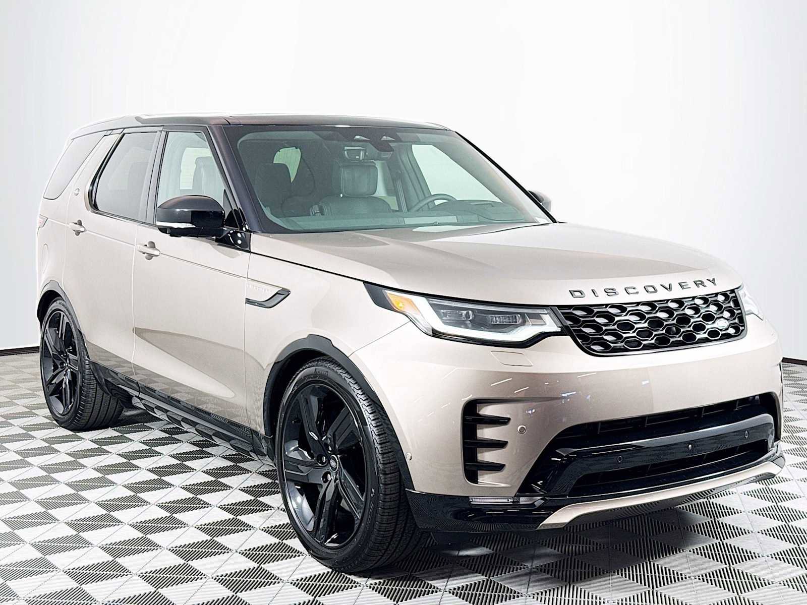 New 2025 Land Rover Discovery Dynamic SE image 3