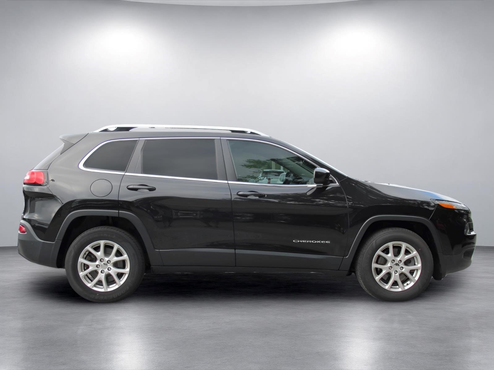 Used 2015 Jeep Cherokee Latitude w/ Cold Weather Group AWD/4WD image 2
