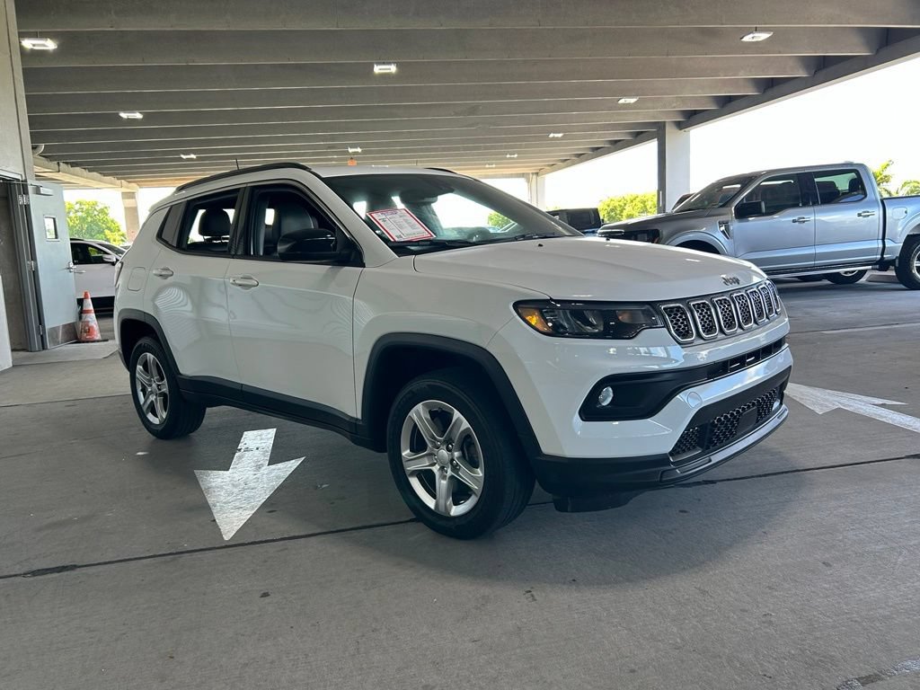 Used 2023 Jeep Compass Latitude w/ Sun and Sound Group AWD/4WD image 7