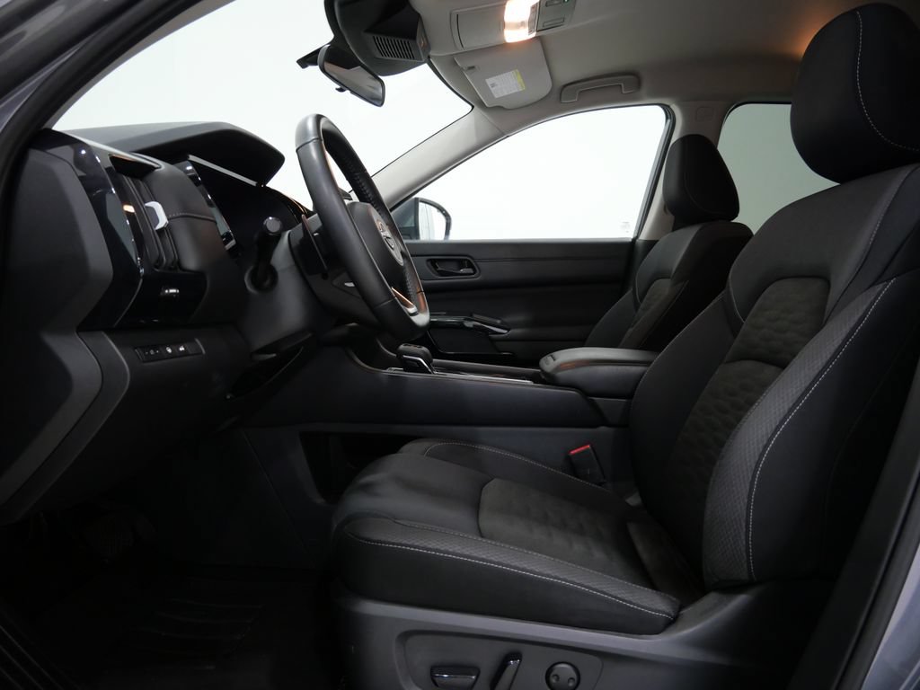 Used 2025 Nissan Pathfinder SV FWD image 12