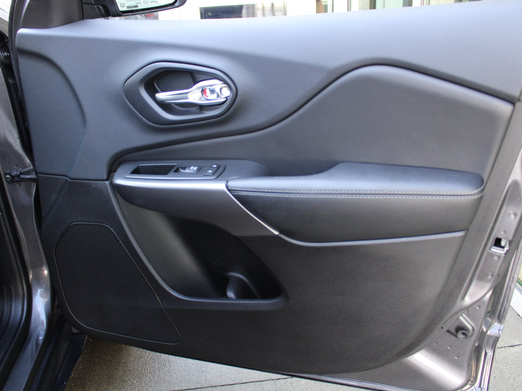 Used 2019 Jeep Cherokee Limited w/ Luxury Group image 23