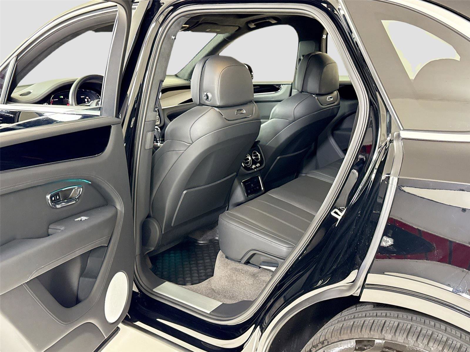 Used 2024 Bentley Bentayga AWD/4WD image 26