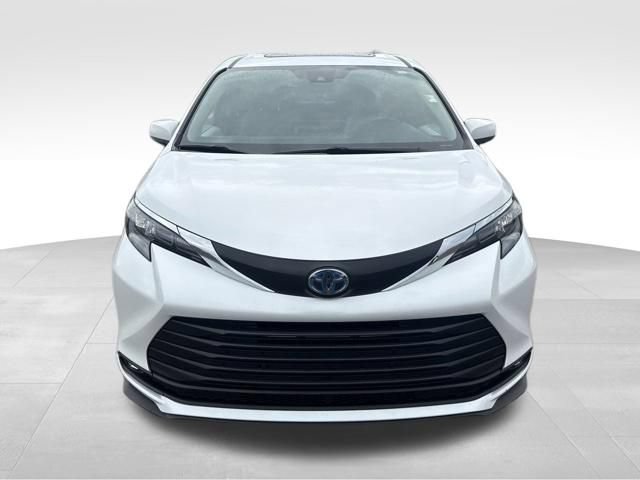 Used 2025 Toyota Sienna XLE FWD image 8