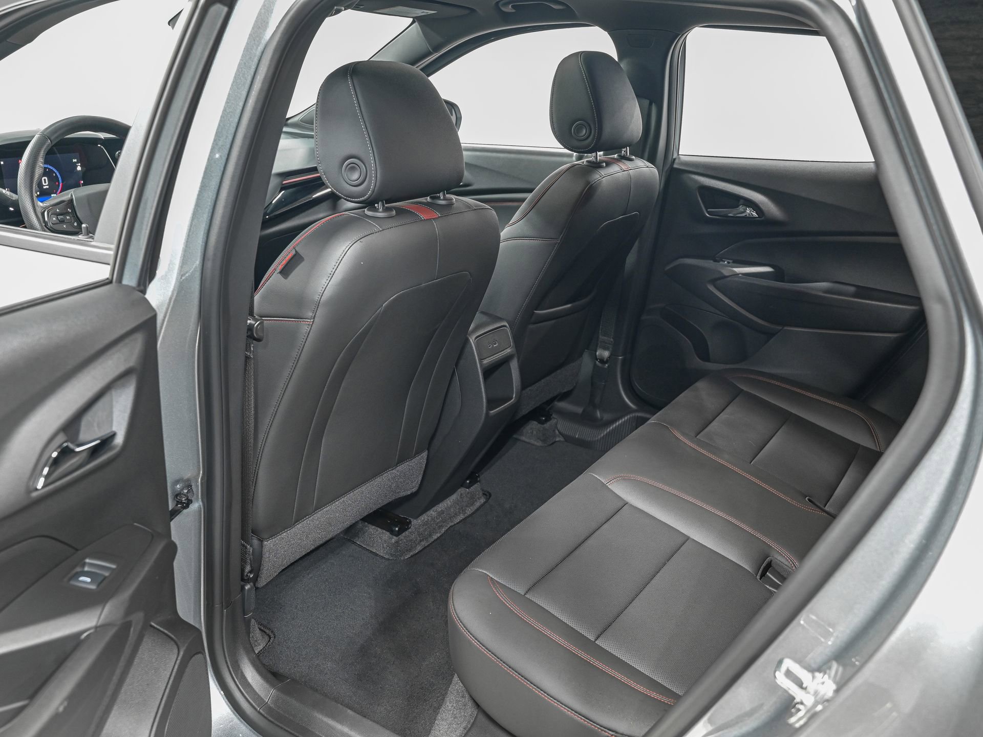 Used 2025 Chevrolet Trax RS w/ Sunroof Package image 27