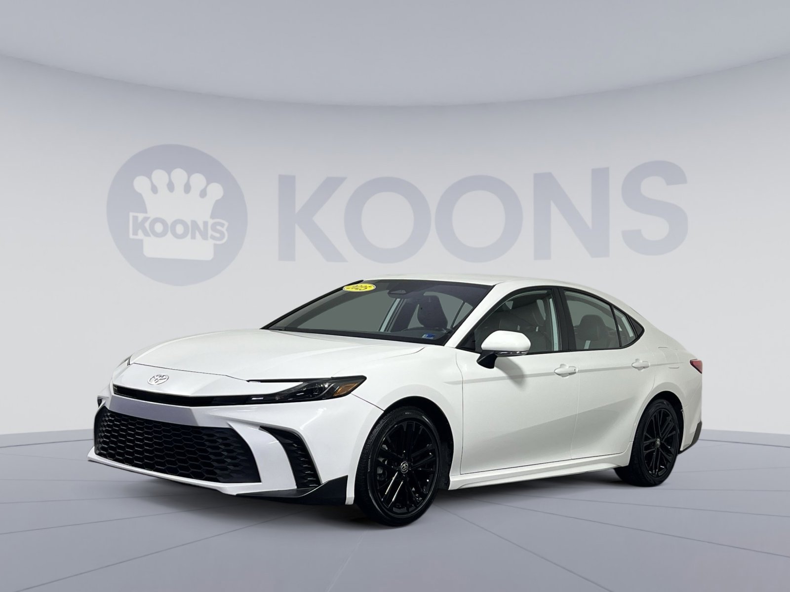 Used 2025 Toyota Camry SE image 1