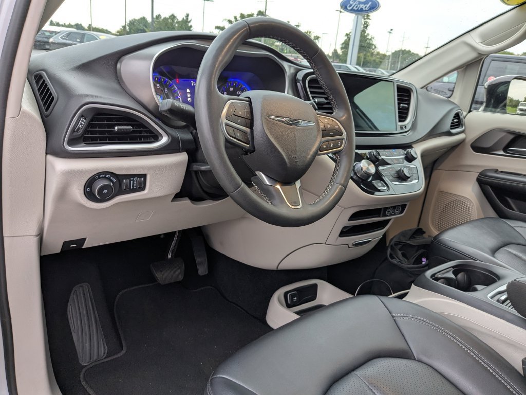Used 2024 Chrysler Pacifica Touring-L FWD image 2