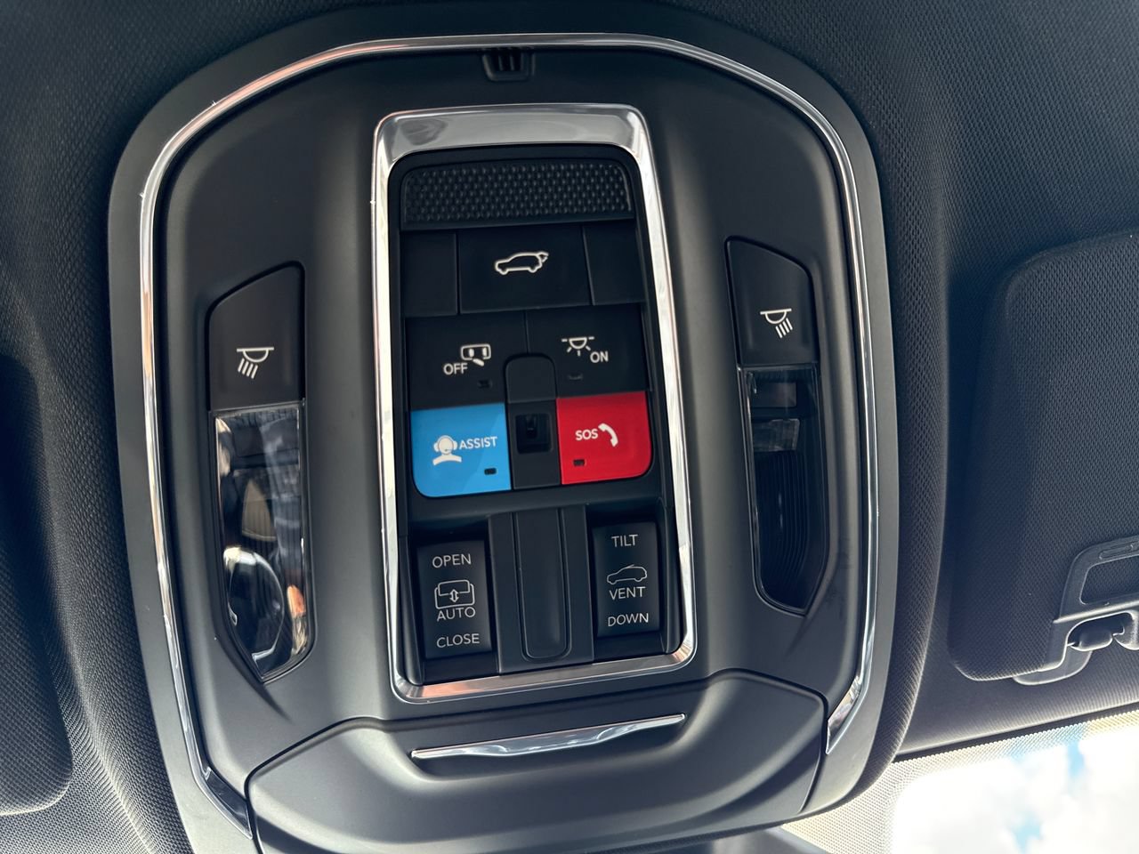 Used 2023 Jeep Grand Cherokee Altitude AWD/4WD image 29