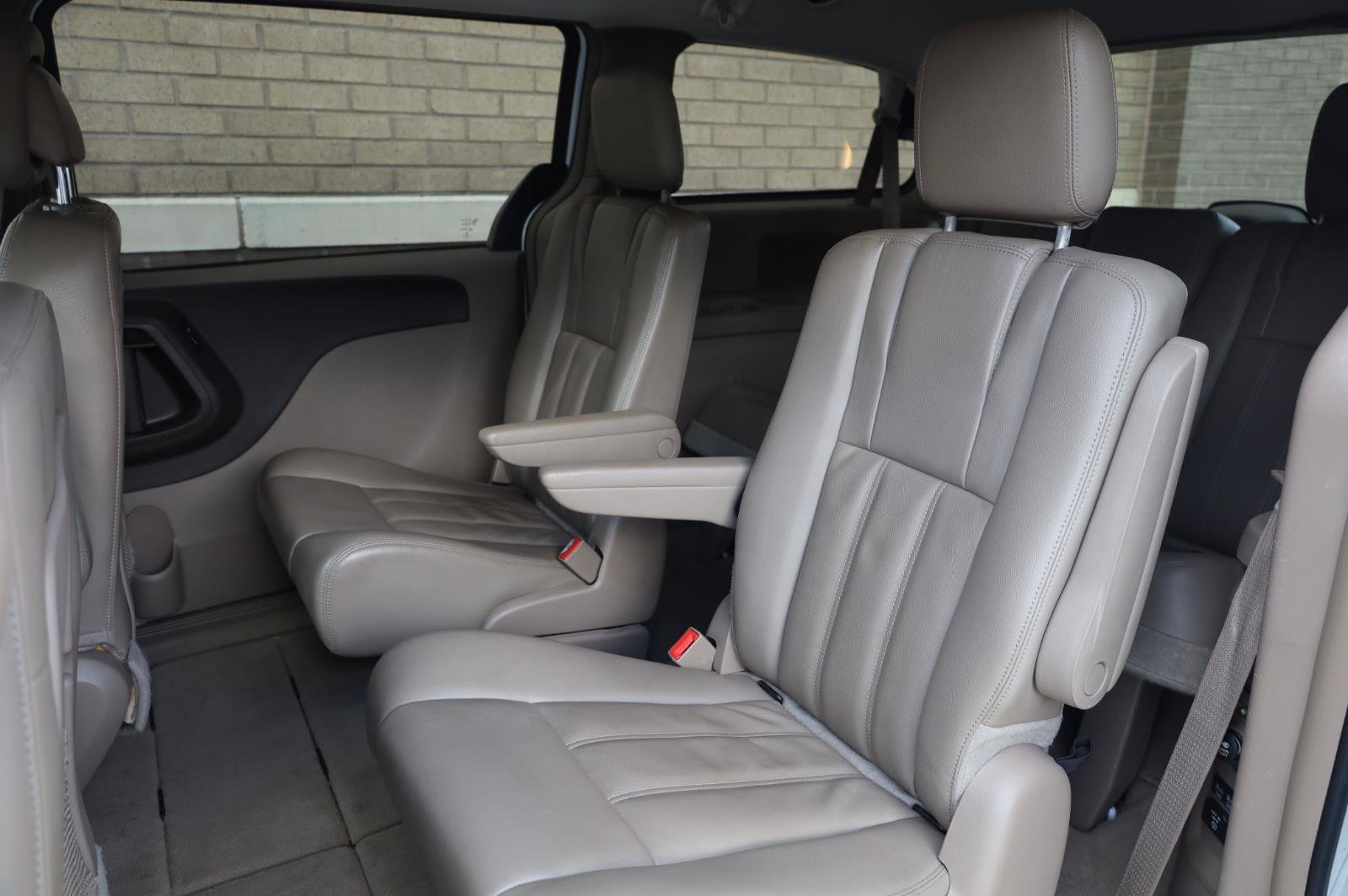 Used 2014 Chrysler Town & Country Touring FWD image 19