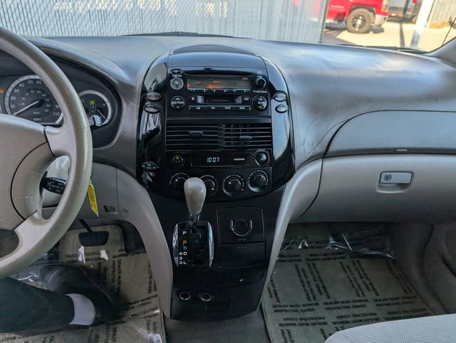 Used 2004 Toyota Sienna CE image 3