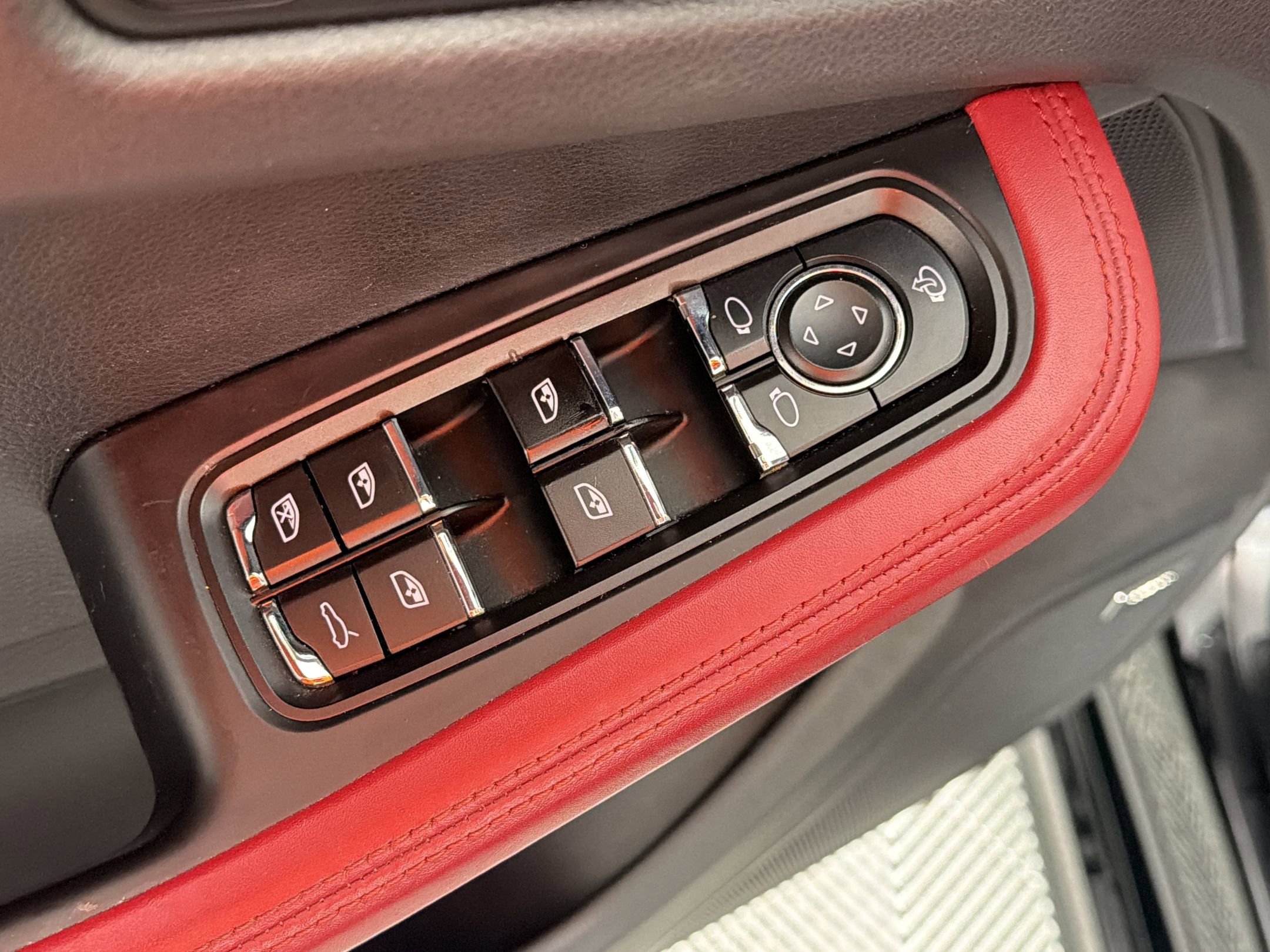 Used 2017 Porsche Macan Turbo AWD/4WD image 13