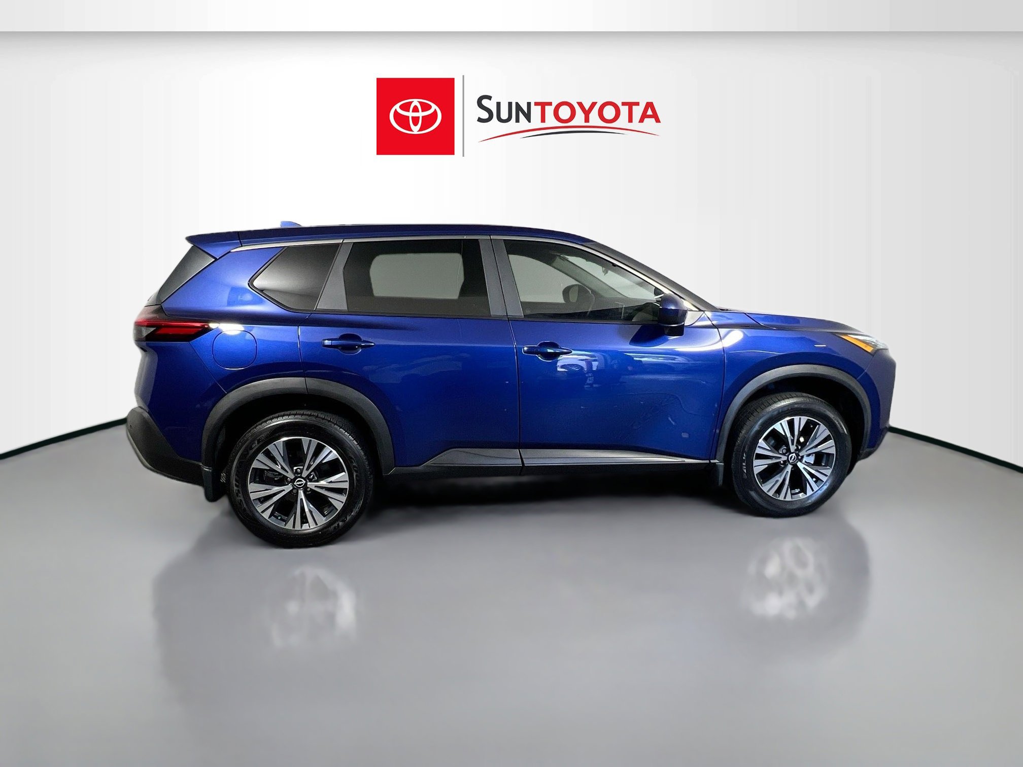 Used 2023 Nissan Rogue SV FWD image 2