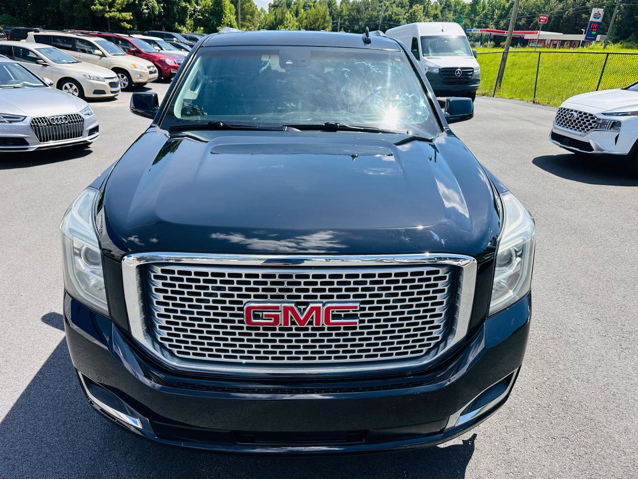 Used 2015 GMC Yukon Denali w/ Premium Package AWD/4WD image 8