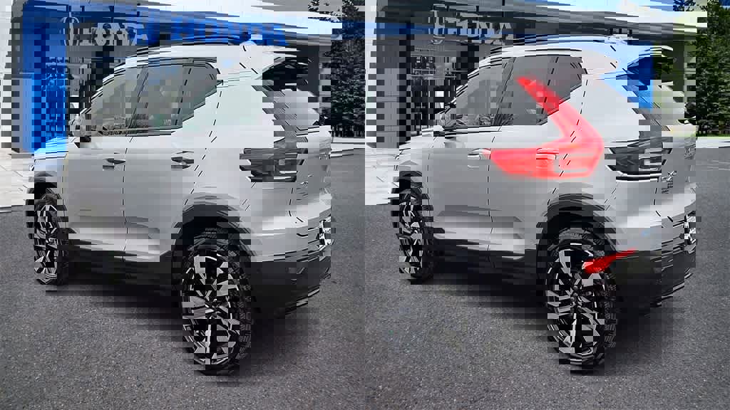 Used 2023 Volvo XC40 B5 Ultimate w/ Protection Package Premier image 6