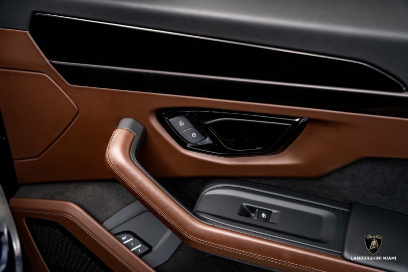 Used 2025 Lamborghini Urus SE image 33