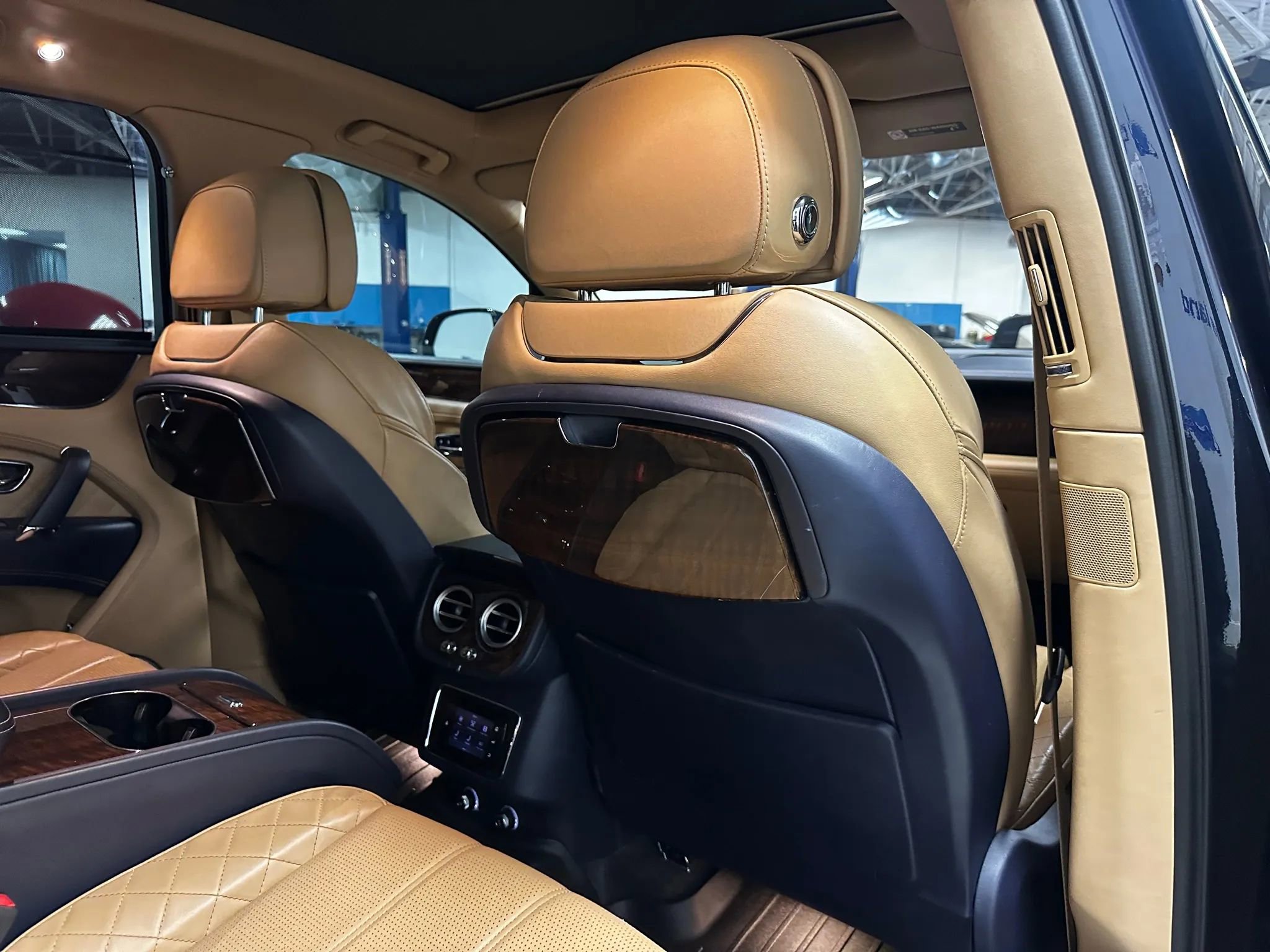 Used 2017 Bentley Bentayga image 19