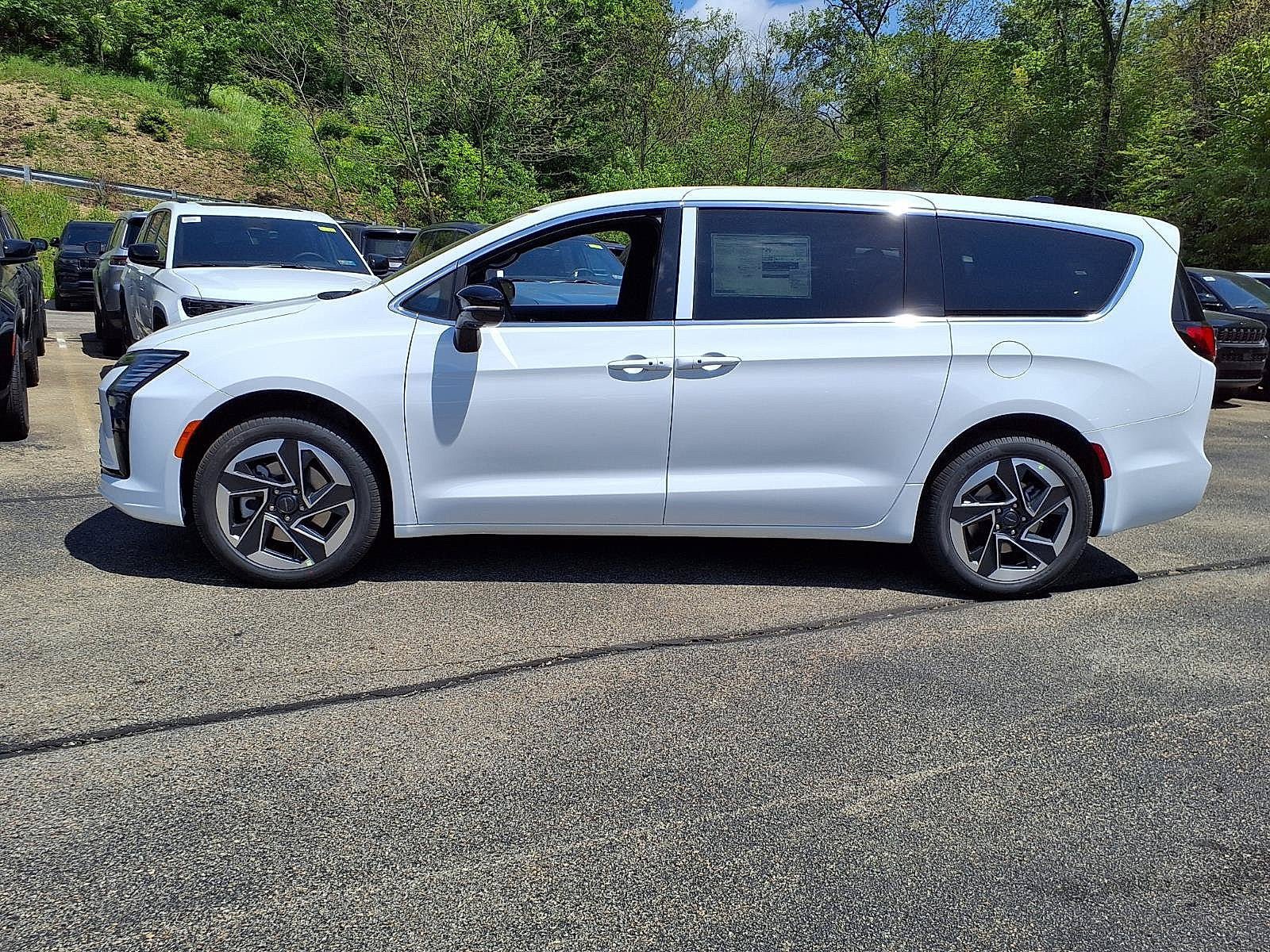 New 2027 Chrysler Pacifica Limited AWD/4WD image 2