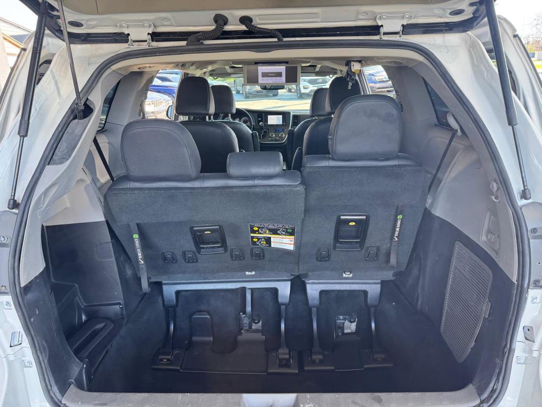 Used 2020 Toyota Sienna SE Premium w/ Nightshade Edition image 15