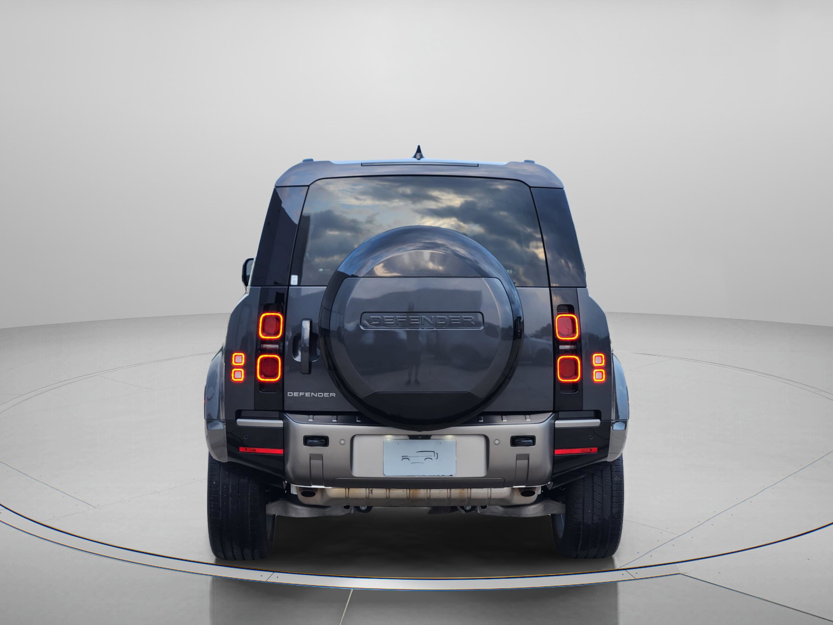 Certified 2025 Land Rover Defender 110 X-Dynamic SE AWD/4WD image 4