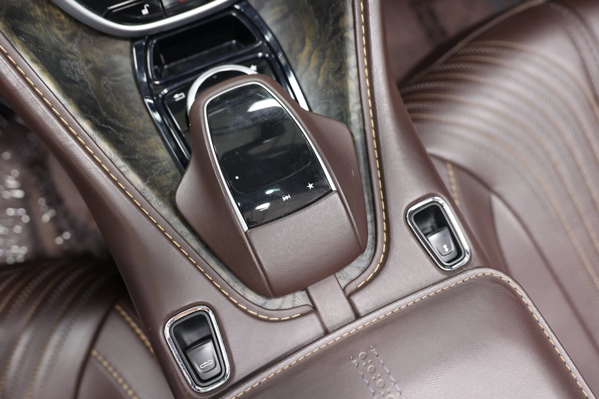 Used 2019 Aston Martin DB11 Volante RWD image 42