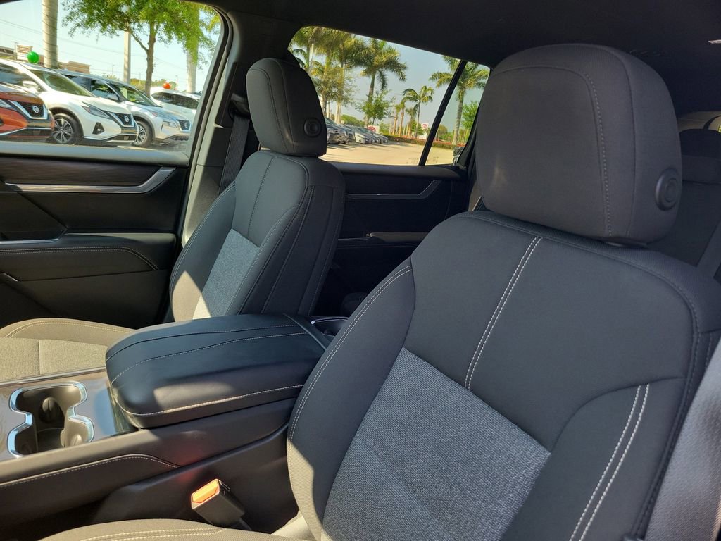 Used 2025 GMC Acadia Elevation image 23