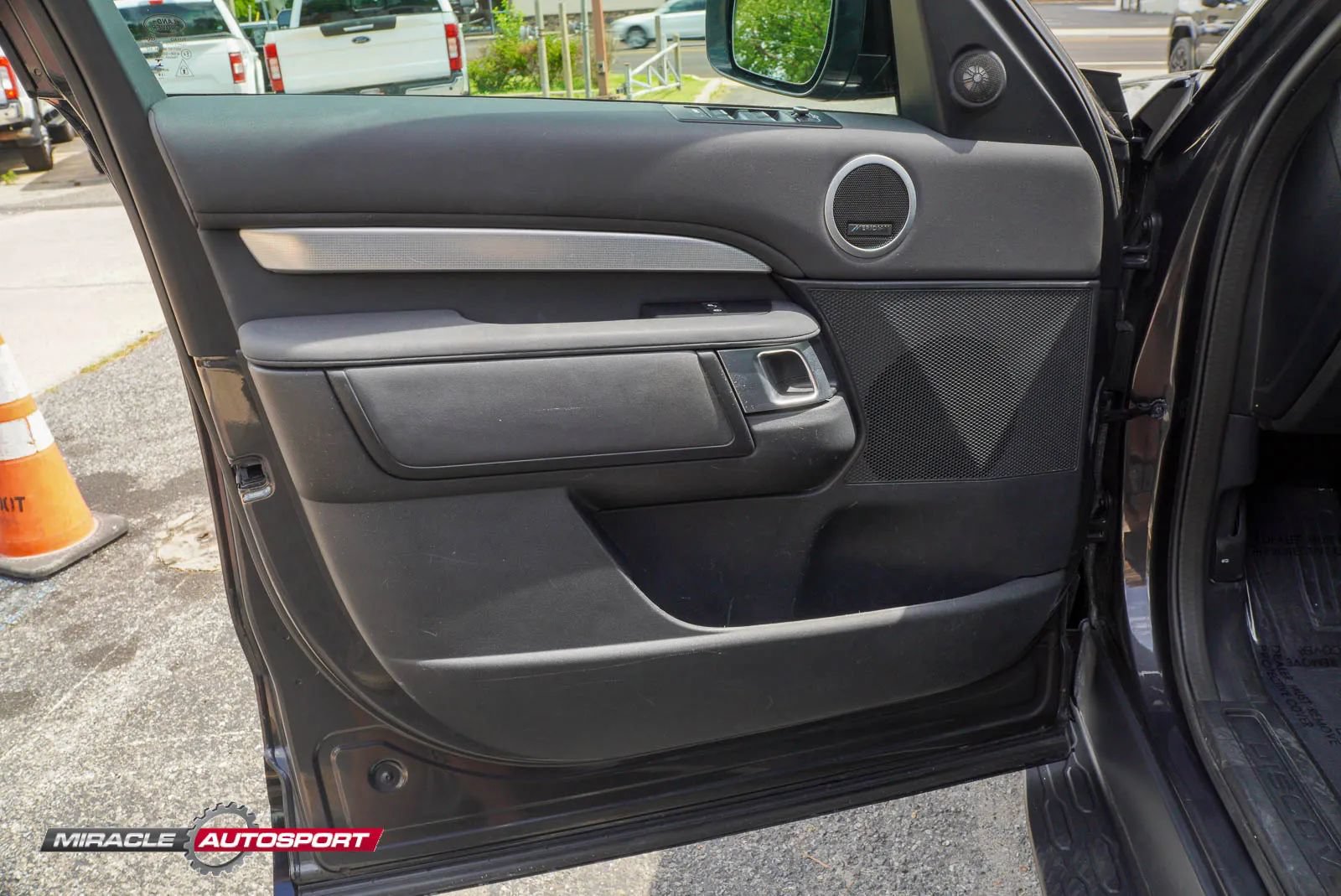 Used 2020 Land Rover Discovery Landmark AWD/4WD image 15