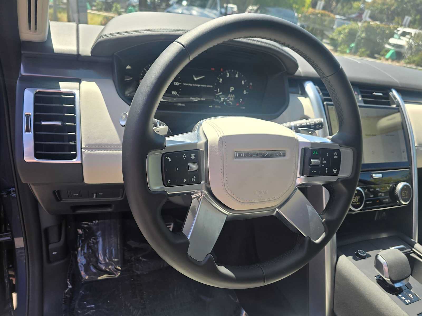 Used 2025 Land Rover Discovery Metropolitan Edition AWD/4WD image 26