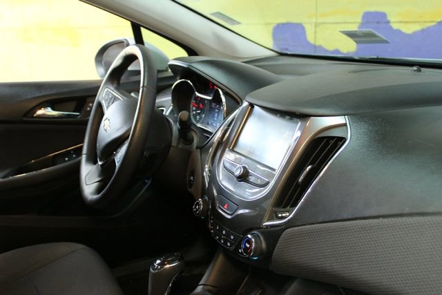 Used 2018 Chevrolet Cruze LT w/ LT Convenience Package FWD image 10