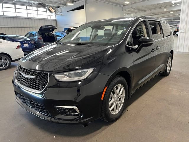 Used 2024 Chrysler Pacifica Touring-L FWD image 7