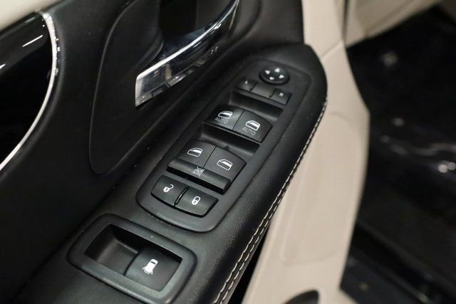 Used 2019 Dodge Grand Caravan SXT image 19