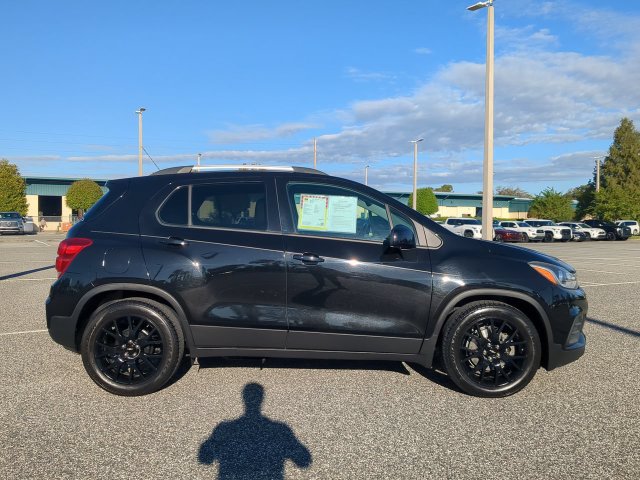Used 2021 Chevrolet Trax LT w/ Midnight Edition FWD image 3