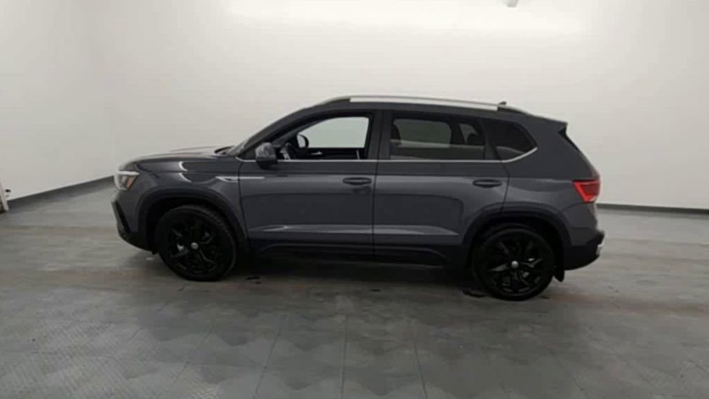 Used 2024 Volkswagen Taos SE w/ Panoramic Sunroof Package image 5