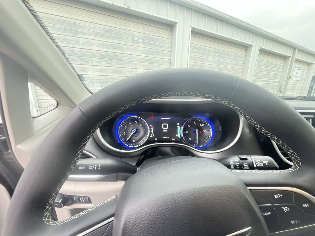 Used 2024 Chrysler Pacifica Touring-L image 7