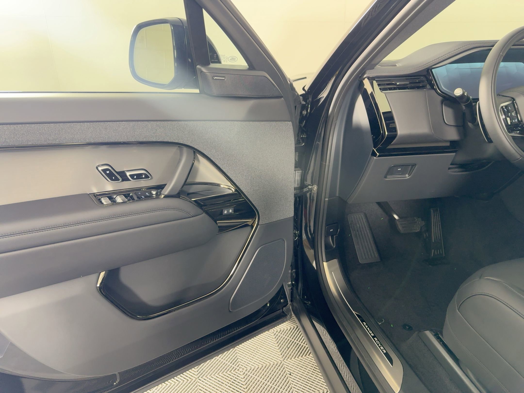 New 2025 Land Rover Range Rover Sport SE image 20