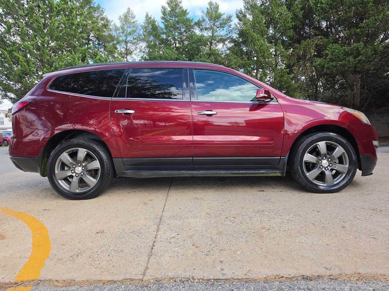 Used 2017 Chevrolet Traverse LT AWD/4WD image 4