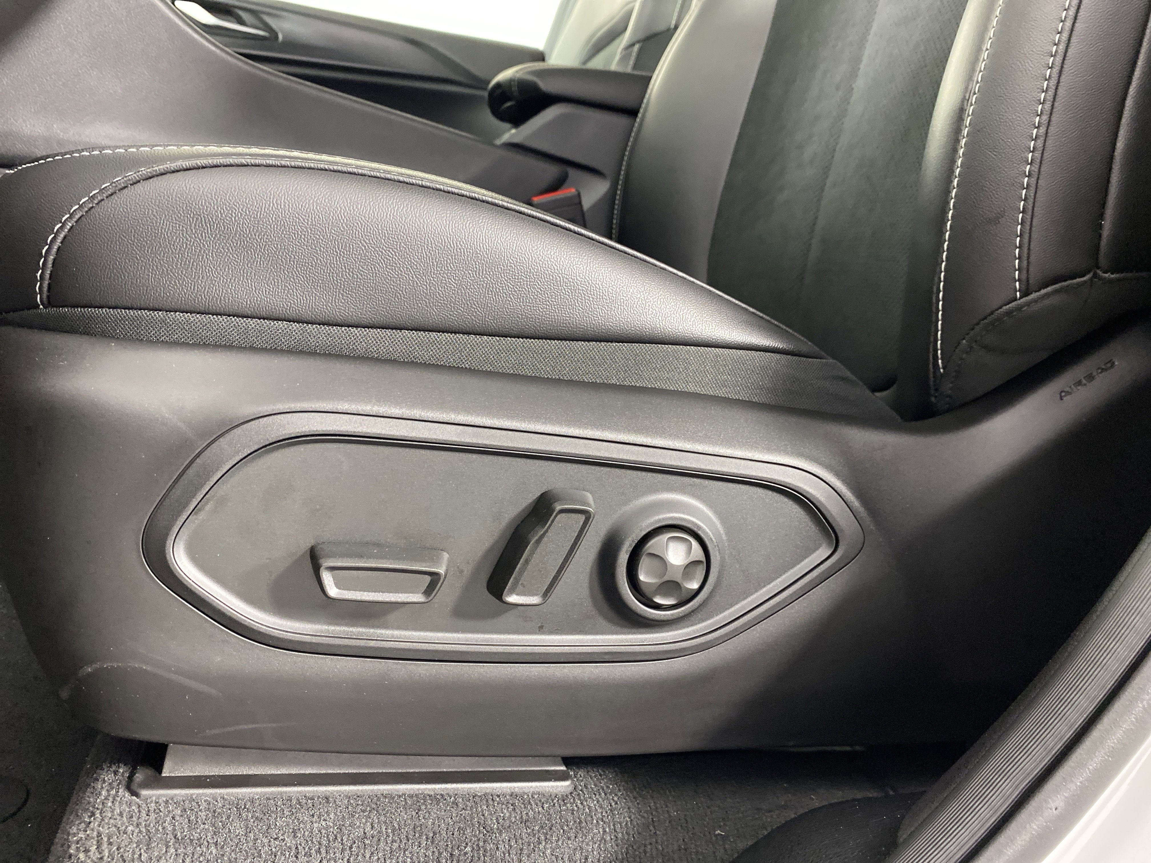 New 2025 Jeep Grand Cherokee Altitude image 16